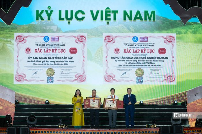 Trao Bằng chứng nhận 2 Kỷ lục Việt Nam được xác lập tại Lễ hội "Mô hình chiếc gùi sầu riêng lớn nhất Việt Nam" và "Sự kiện chế biến và công diễn các món ăn từ sầu riêng với số lượng nhiều nhất Việt Nam".