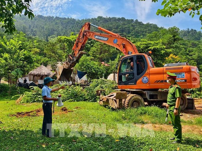 Hoạt động giải tỏa công trình vi phạm được triển khai tại nhiều vị trí ven hồ Đồng Đò, xã Kim Anh, thành phố Hà Nội. Ảnh: Trung Nguyên - TTXVN