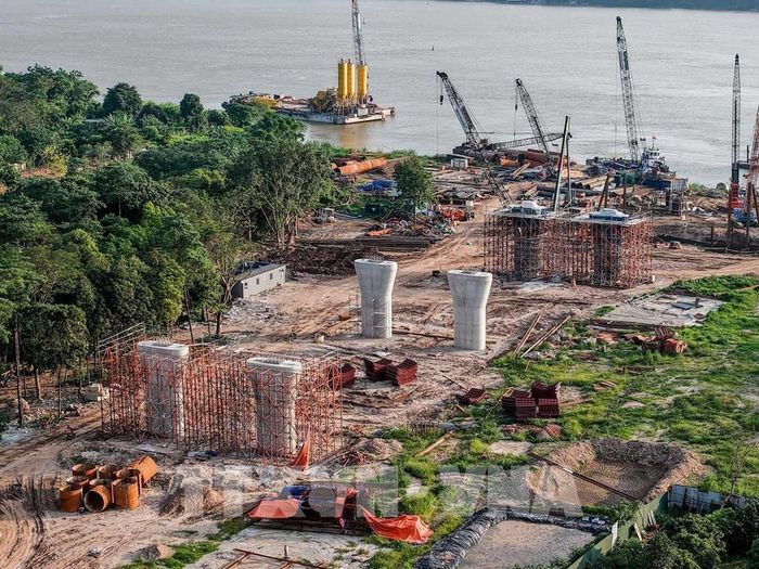 Khu vực dự án phía bên kia sông hiện đã hoàn thành GPMB và được triển khai xây dựng các hạng mục trụ cầu, hệ thống thoát nước... Ảnh: Phạm Tuấn Anh - TTXVN