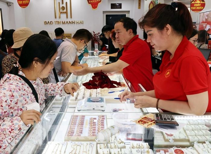 Mua, bán vàng tại Công ty Vàng Bảo Tính Mạnh Hải. Ảnh: Trần Việt - TTXVN