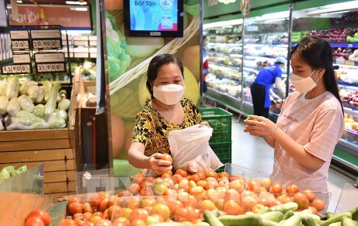 Người dân mua hàng tại siêu thị. Ảnh: Anh Tuấn/TTXVN