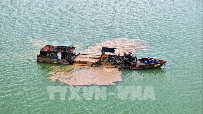 Phương tiện khai thác, vận chuyển cát hoạt động tại hồ Dầu Tiếng, tỉnh Tây Ninh. Ảnh: Minh Phú – TTXVN