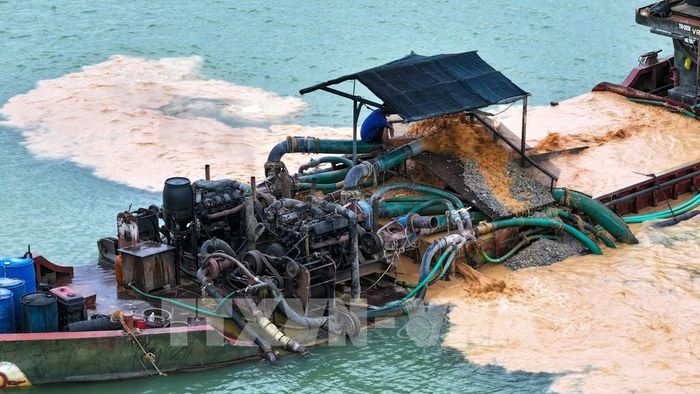 Hoạt động khai thác, bơm hút cát tại hồ Dầu Tiếng. Ảnh: Minh Phú – TTXVN