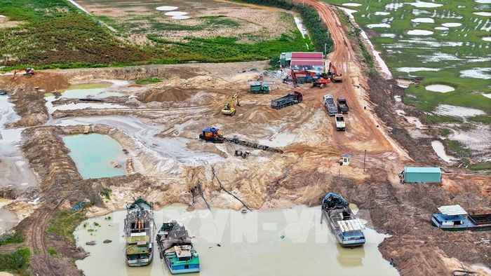 Khu vực khai thác, tập kết cát xây dựng tại hồ Dầu Tiếng, xã Dương Minh Châu, tỉnh Tây Ninh. Ảnh: Minh Phú – TTXVN