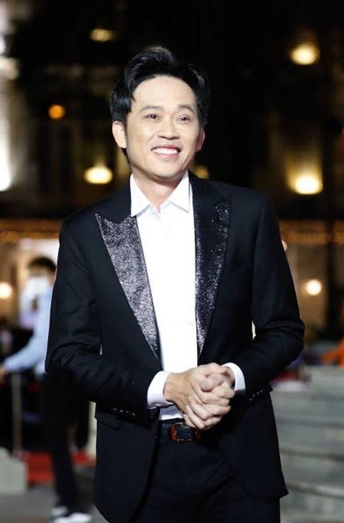 Từng phủ sóng sân khấu, truyền hình và gameshow, Hoài Linh hiện hạn chế xuất hiện trước công chúng nhưng vẫn duy trì hoạt động nghệ thuật.