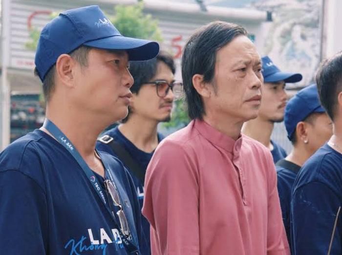 Hoài Linh còn tham gia La bàn không hướng Bắc với một vai khách mời giàu cảm xúc.