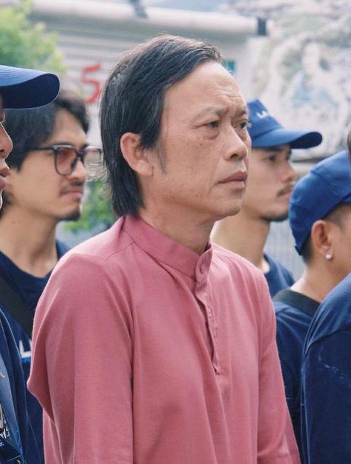 NSƯT Hoài Linh trong buổi cúng khai máy dự án La Bàn Không Hướng Bắc. 