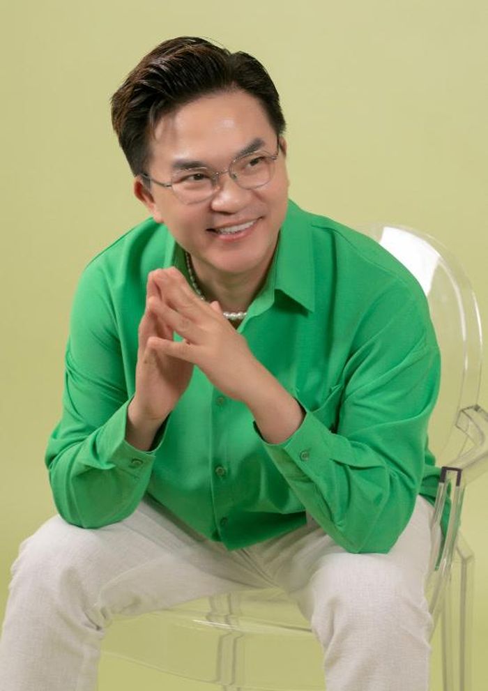 Trước khi có những vai diễn cá tính hơn, Đại Nghĩa từng góp mặt trong Cô dâu đại chiến với vai Khải. Bộ phim thuộc dòng hài - tình cảm, xoay quanh cuộc sống và những màn đối đầu của nhóm phụ nữ cùng vướng vào một người đàn ông đào hoa. Sự xuất hiện của Đại Nghĩa góp phần tạo thêm màu sắc hài hước cho tác phẩm. Phim từng đạt khoảng 37,6 tỷ đồng, trở thành một trong những tác phẩm thương mại đáng chú ý của điện ảnh Việt thời điểm đó. Đại Nghĩa sau đó tiếp tục trở lại với Cô dâu đại chiến 2 trong vai Giáo sư, giúp anh duy trì sự hiện diện trong dòng phim giải trí.