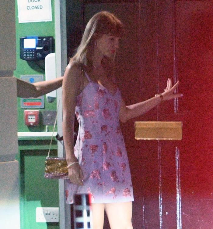 Taylor Swift lựa chọn một chiếc váy mini màu tím lilac.
