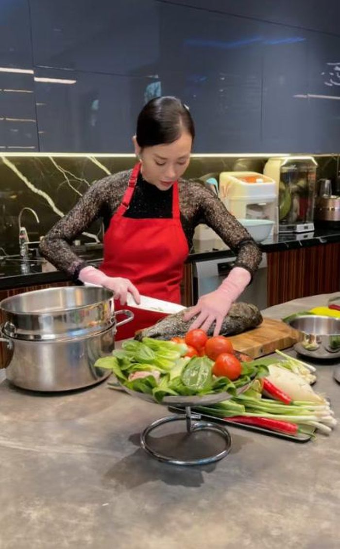 Diễn viên Phương Oanh thường xuyên chia sẻ các nội dung liên quan đến thời trang, nấu ăn, chăm sóc gia đình và làm đẹp. 