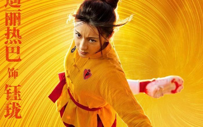 Địch Lệ Nhiệt Ba gây chú ý khi góp mặt trong Đội Bóng Đá Nữ Kung Fu của Châu Tinh Trì.
