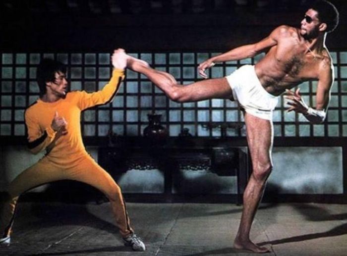 Màn đối đầu giữa Lý Tiểu Long và Kareem Abdul-Jabbar trong Trò Chơi Tử Thần gây chú ý bởi sự tương phản về thể hình và phong cách chiến đấu.