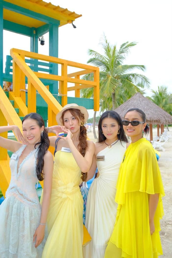 Bảo Ngọc nổi bật bên các thí sinh Miss World.