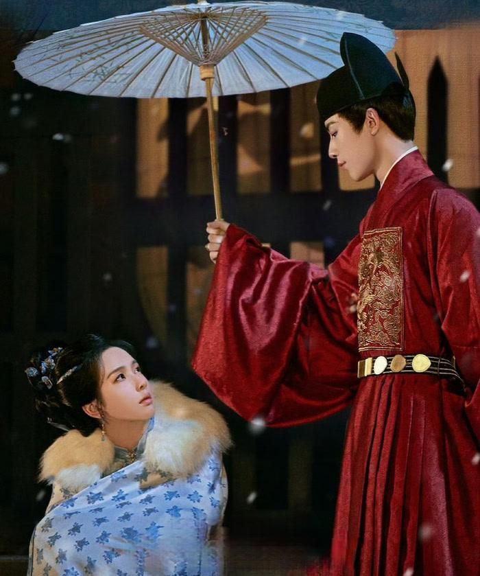 Quý Nữ khai thác mô-típ trọng sinh quen thuộc nhưng đặt trọng tâm vào cuộc đấu trí trong gia đình. Trần Đô Linh và Tân Vân Lai đóng chính, lần lượt gắn với tuyến nhân vật Trang Hàn Nhạn và Phó Vân Tịch. Trang Hàn Nhạn từng trải qua kết cục bi thương khi bị chính những người thân cận đẩy vào đường cùng. Sau khi có cơ hội trở lại, nàng không lựa chọn tiếp tục nhẫn nhịn mà từng bước tìm lại quyền chủ động. Những mâu thuẫn gia tộc, bí mật bị che giấu và hành trình báo thù tạo nên phần kịch tính cho phim, trong khi mối quan hệ giữa Trang Hàn Nhạn và Phó Vân Tịch bổ sung thêm màu sắc tình cảm.
