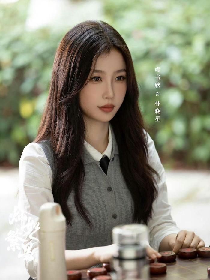 Ngu Thư Hân đảm nhận vai Lâm Vãn Tinh trong Toả Sáng Như Những Vì Sao, bộ phim kết hợp tình yêu tuổi trẻ với thể thao và yếu tố chữa lành. Lâm Vãn Tinh cùng Vương Pháp đều mang những tổn thương riêng và thay vì né tránh quá khứ, họ lựa chọn đồng hành để giúp nhau trưởng thành. Nhân vật nữ chính được xây dựng theo hướng chủ động, tự tin và biết trân trọng bản thân. Bên cạnh câu chuyện tình cảm, bộ phim cũng nhấn mạnh hành trình theo đuổi mục tiêu và tìm kiếm phiên bản tốt hơn của mỗi người.