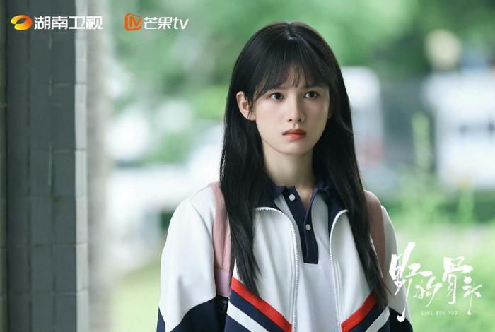 Trương Tịnh Nghi gây chú ý với vai Miêu Tĩnh trong Chó Hoang Và Xương, tác phẩm kết hợp yếu tố thanh xuân, thành thị, chữa lành và trinh thám. Miêu Tĩnh lớn lên trong một gia đình nhiều biến động và có mối quan hệ đặc biệt với Trần Dị, người không cùng huyết thống nhưng cùng cô trải qua những năm tháng khó khăn. Sau nhiều năm xa cách, cả hai gặp lại khi trưởng thành và cùng tìm kiếm lời giải cho những bí mật trong quá khứ. Nhân vật Miêu Tĩnh vì thế không chỉ được xây dựng quanh chuyện tình cảm mà còn gắn với hành trình đối diện tổn thương và trưởng thành.