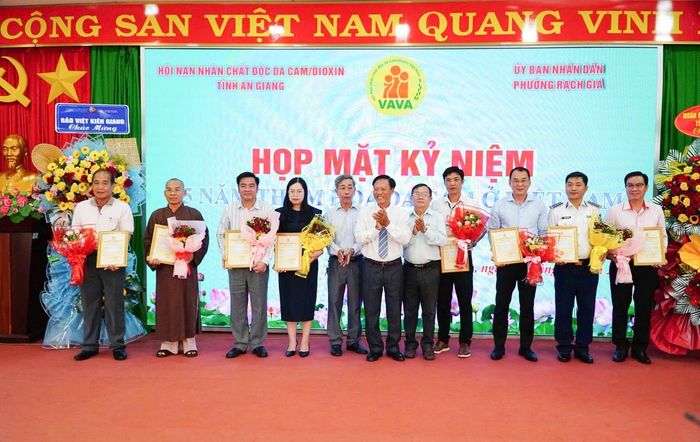 Hội nạn nhân chất độc da cam/Dioxin tỉnh An Giang trao tặng giấy chứng nhận cho các tập thể, cá nhân ủng hộ Quỹ nạn nhân chất độc da cam/dioxin tỉnh An Giang - Ảnh CSB4