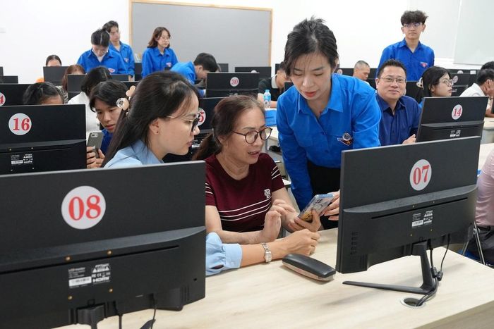 Các Tổ công nghệ số cộng đồng cùng lực lượng đoàn viên thanh niên đồng hành cùng người dân thực hiện thao tác