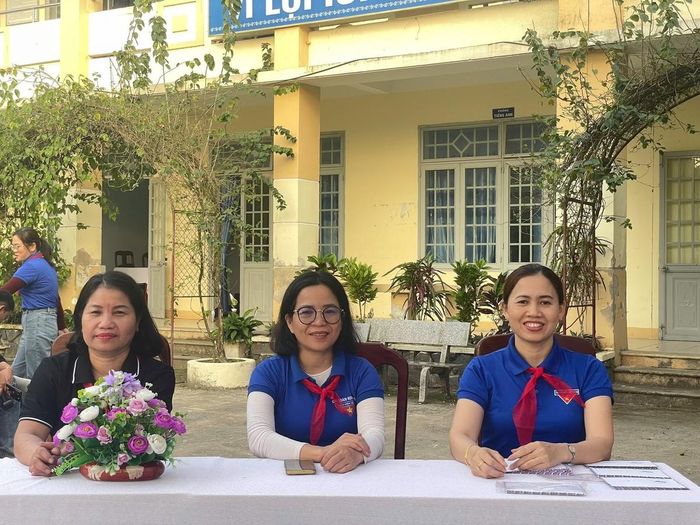Bà Đỗ Thị Hoài Thương, Hiệu trưởng Trường THCS 19 Tháng 8 (bìa phải).