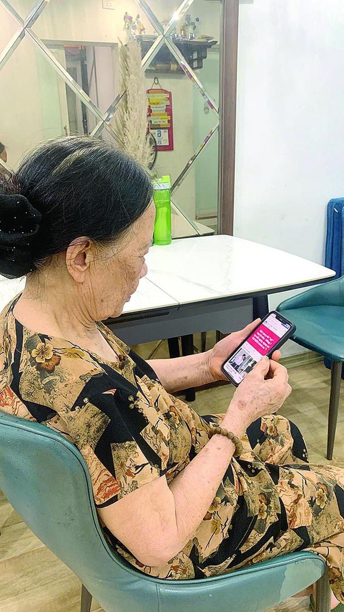 Niềm vui của bà Lan bây giờ là chiếc điện thoại thông minh
