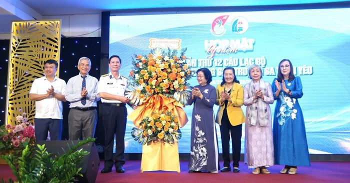 Bà Trương Mỹ Hoa (thứ tư từ phải qua) - nguyên Bí thư Trung ương Đảng, nguyên Phó Chủ tịch nước, nguyên Chủ tịch Hội LHPN Việt Nam, Chủ tịch Quỹ "Vì Tuổi trẻ vùng cao và hải đảo", Chủ nhiệm CLB "Vì Hoàng Sa - Trường Sa thân yêu" cùng các thành viên BTC nhận hoa chúc mừng của các đơn vị nhân kỷ niệm 12 năm thành lập CLB "Vì Hoàng Sa - Trường Sa thân yêu" (1/8/2014 - 1/8/2026).