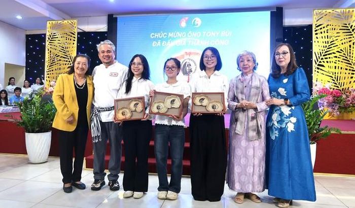 Hoạt động đấu giá các vật phẩm nghệ thuật gây quỹ học bổng năm học 2026-2027 tại chương trình