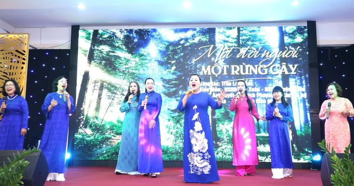 Một tiết mục văn nghệ tại chương trình do nhiều nữ nghệ sĩ nổi tiếng trình bày. 