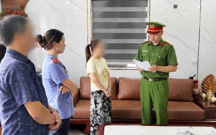 Tống đạt Quyết định khởi tố bị can, phê chuẩn quyết định khởi tố bị can đối với các đối tượng trong vụ án. Ảnh: CACC
