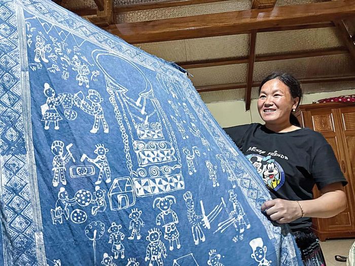“Tác phẩm” do Sùng Y Si tự tay vẽ - nhuộm chàm, kể về dân tộc mình.