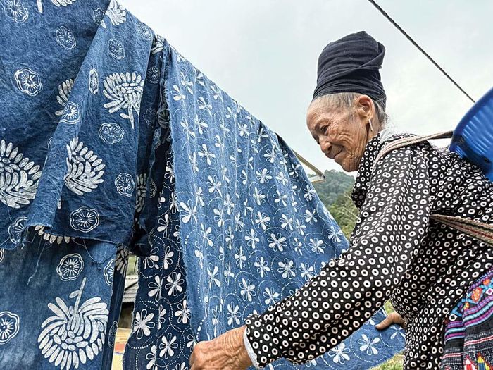Cụ Giàng Thị Súa thẩm định vẻ đẹp hoa văn trang trí trên sắc chàm Lóng Luông.