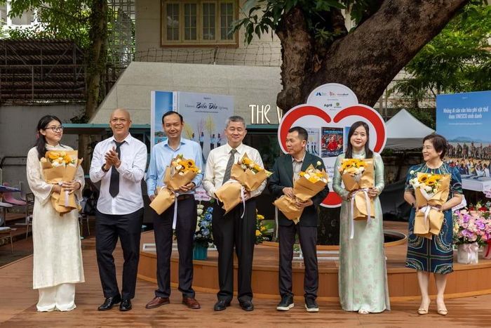 NSNA Nguyễn Á cảm ơn những đơn vị đồng hành cùng triển lãm và ra mắt sách ảnh của anh. 