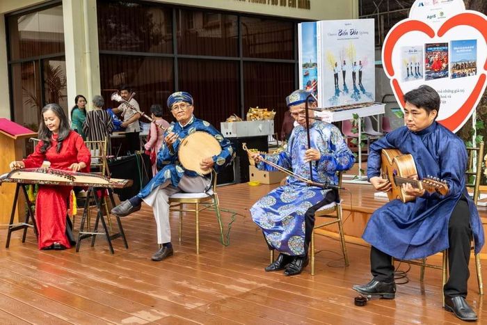Các nghệ sĩ, nghệ nhân trình diễn tại sự kiện. 