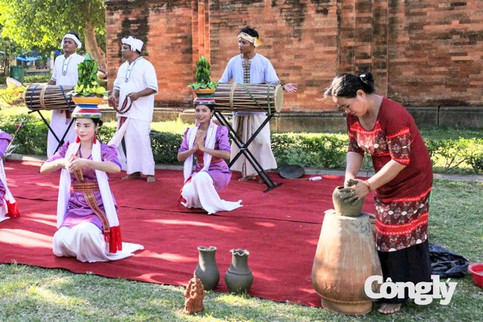 Chị Mỹ Xinh đang trình diễn nặn gốm cho khách du lịch Hàn Quốc, Nhật Bản tại tháp Bánh Đôi - Gia Lai.