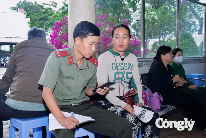 Hình ảnh những thầy thuốc mang quân hàm ân cần đón tiếp, tận tình hướng dẫn người dân đã trở nên thân thuộc