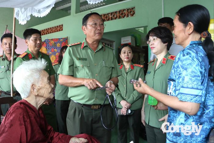 Đại tá Châu Thanh Phong, Giám đốc Bệnh viện Công an tỉnh khám sức khỏe và dặn dò chế độ ăn uống cho người thân đang phụng dưỡng “Mẹ Năm”
