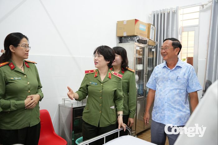 Thiếu tướng Dương Thị Thu Hằng, Giám đốc Bệnh viện 30-4 (Bộ Công an) hỗ trợ chuyên môn và chuyển giao kỹ thuật tại Bệnh viện Công an tỉnh