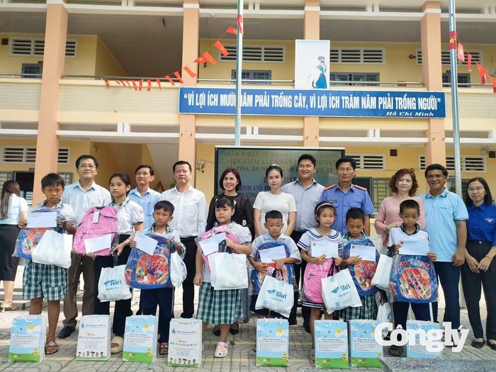 Tiếp sức cho học sinh trước thềm năm học mới.