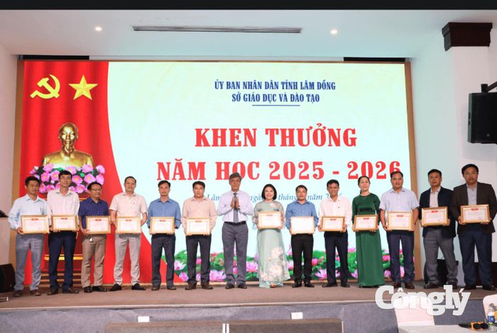 Phó Chủ tịch UBND tỉnh Nguyễn Minh trao bằng khen của Thủ tướng Chính phủ cho các cá nhân, tập thể có thành tích xuất sắc.