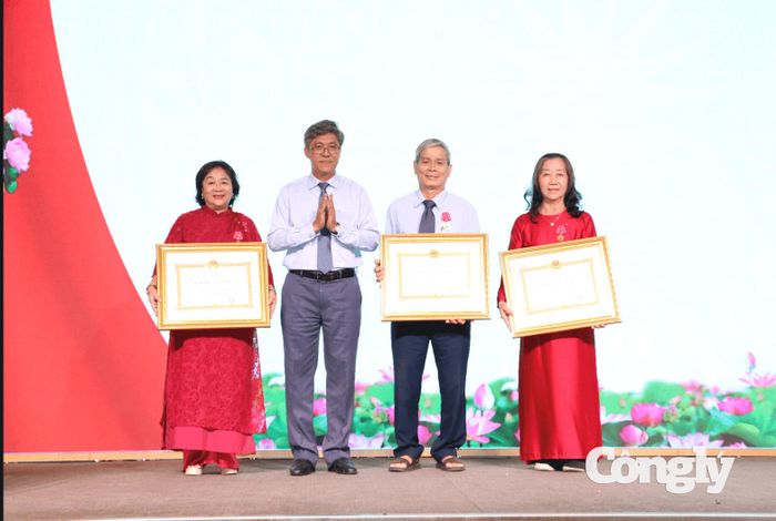 Phó Chủ tịch UBND tỉnh Nguyễn Minh trao bằng khen của Thủ tướng Chính phủ cho các cá nhân, tập thể có thành tích xuất sắc.
