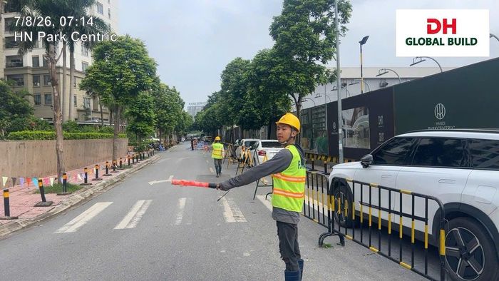 Chủ đầu tư triển khai hàng rào cứng khoanh vùng và bố trí nhân sự bảo vệ 24/7 để bảo đảm an toàn tại khu vực cần kiểm soát. Ảnh: DH Global Build.
