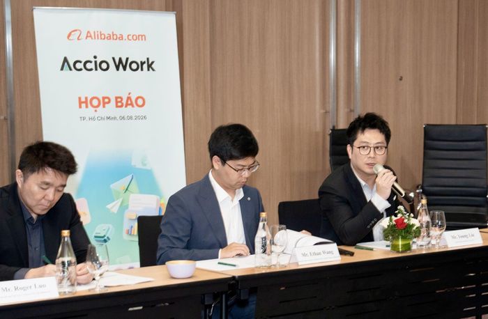 Đại diện Alibaba.com chia sẻ về Accio Work. Ảnh: DNCC