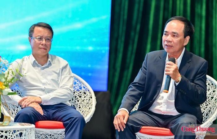 TS. Nguyễn Quốc Thập, Chủ tịch Hội Dầu khí Việt Nam (bên phải) cho rằng cần đánh giá, phân loại các dự án LNG chưa triển khai