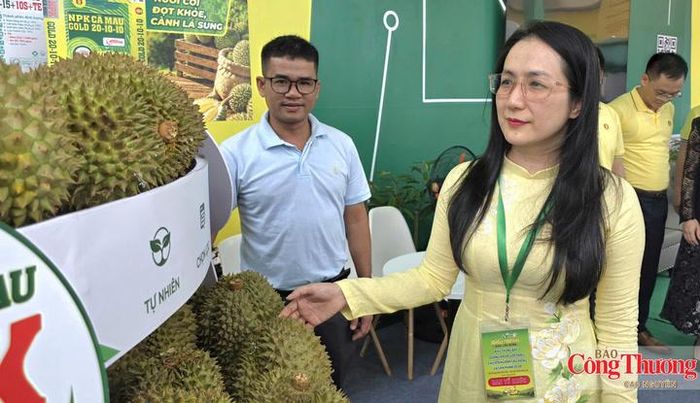 Bà Nguyễn Thị Thu An, Giám đốc Sở Công Thương tỉnh Đắk Lắk kiểm tra công tác chuẩn bị của các giang hàng.