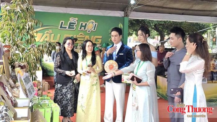 Các đại sứ lễ hội tham gia quảng bá hình ảnh sầu riêng Đắk Lắk.