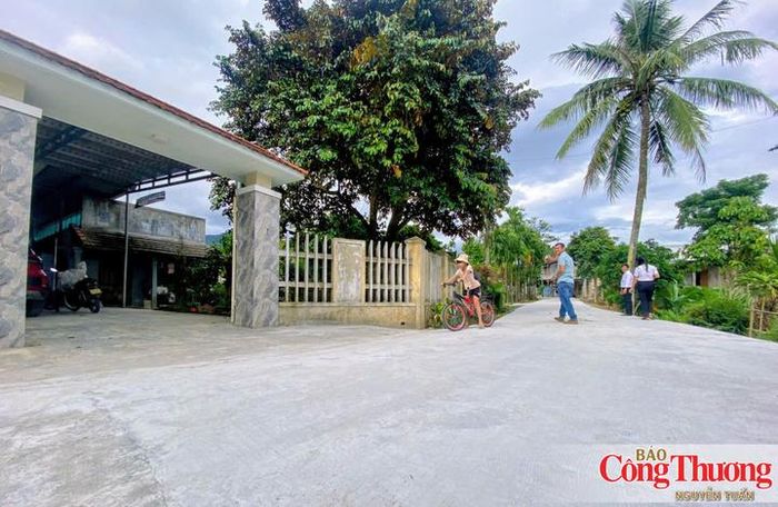  Con đường mới làm ở thôn 3 khang trang, thuận lợi cho người dân đi lại và giao thương