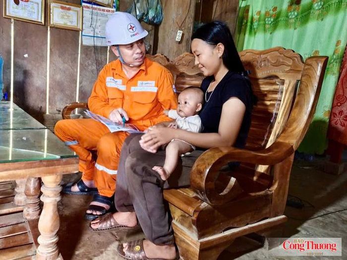 Cán bộ Công ty Điện lực Lai Châu hướng dẫn các hộ gia đình tại bản Huổi Lính sử dụng điện an toàn.