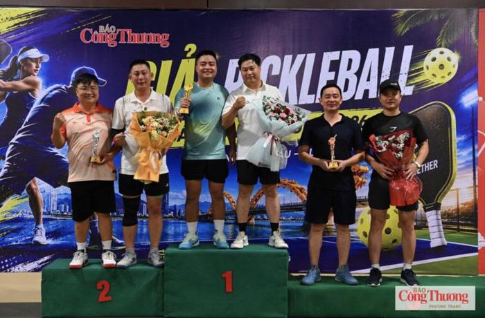 Các vận động viên đoạt giải nội dung đôi nam tại Giải Pickleball Báo Công Thương.