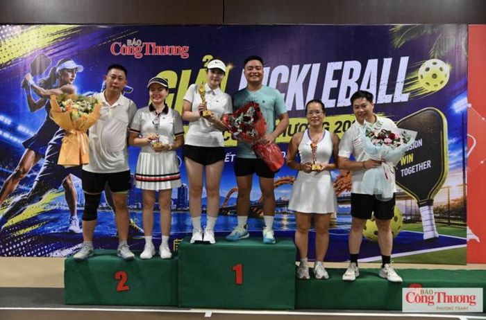 Các vận động viên đoạt giải nội dung đôi nam nữ tại Giải Pickleball Báo Công Thương.