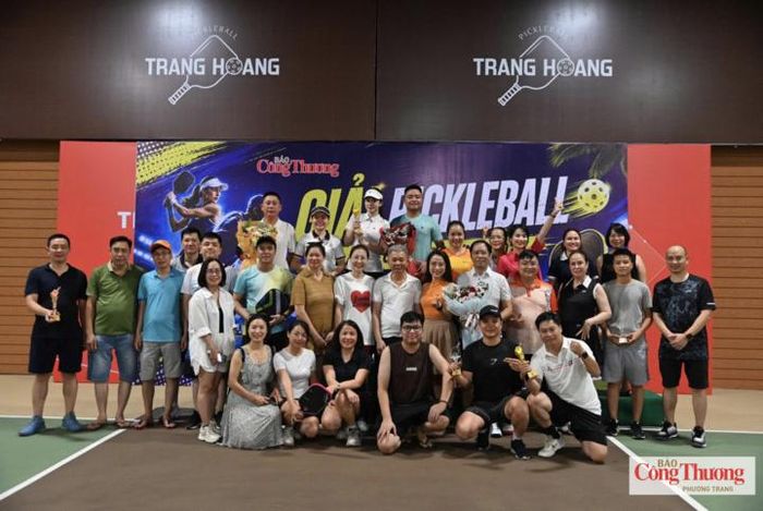 Tập thể cán bộ, phóng viên, biên tập viên Báo Công Thương chụp ảnh lưu niệm cùng các vận động viên tham dự Giải Pickleball.