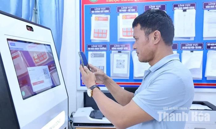 Doanh nghiệp thực hiện thủ tục tại Trung tâm Phục vụ hành chính công xã Trường Lâm.